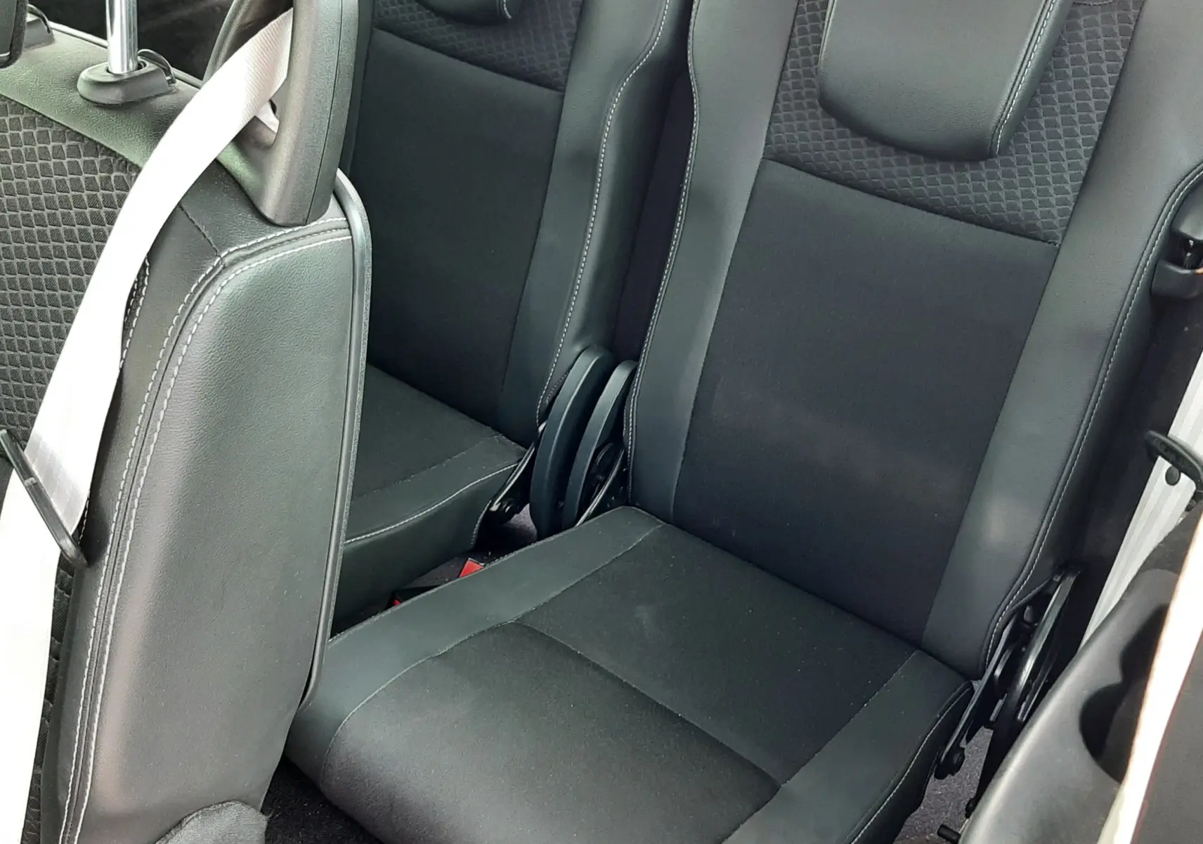 Vue rapprochée des sièges arrière noirs en tissu et cuir du Renault Grand Scenic DCI 110 Bose 7 places, côté droit.