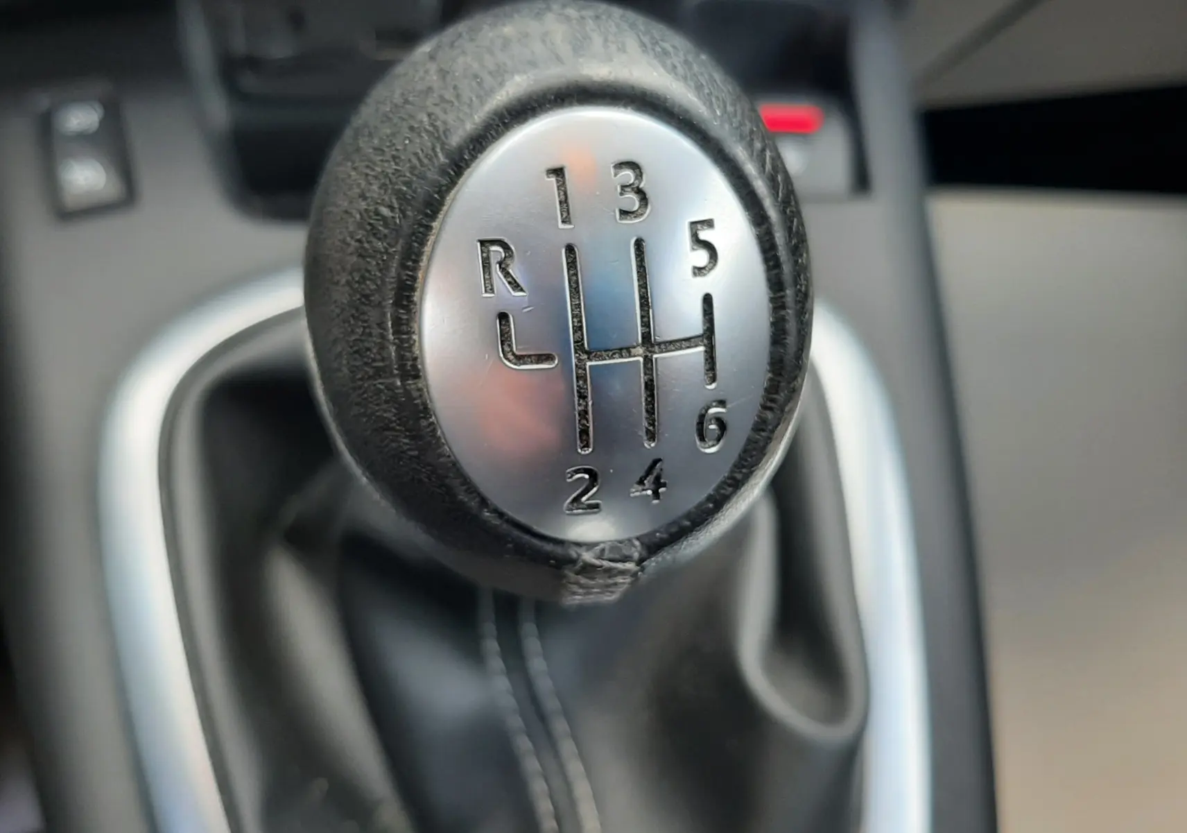 Gros plan sur le levier de vitesses manuel noir et argenté du Renault Grand Scenic DCI 110 Bose 7 places de 2015.