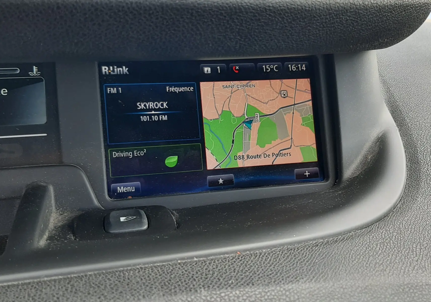 Écran central tactile du tableau de bord du Renault Grand Scenic DCI 110 Bose, affichant la navigation et la radio.
