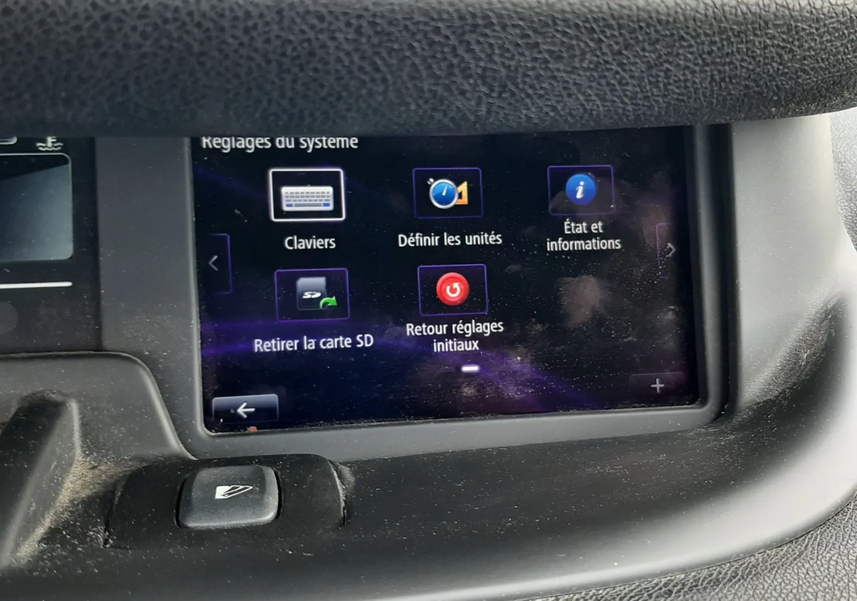 Écran tactile central du Renault Grand Scenic noir 2015 montrant le menu des réglages système intérieur.
