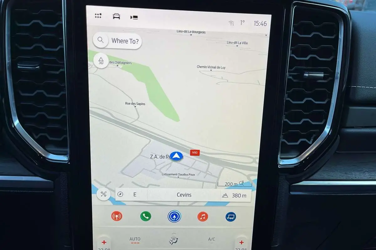 Écran tactile central du Ford Ranger 2026 affichant la navigation GPS, entouré de grilles d’aération noires.