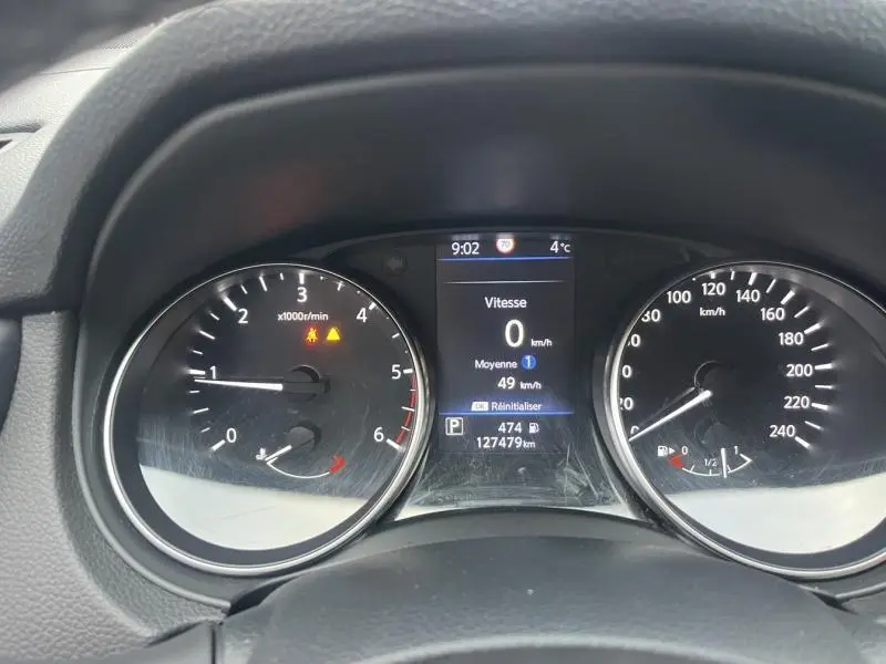Tableau de bord du Nissan Qashqai 2020 avec affichage digital, compteur vitesse et jauge carburant visible.