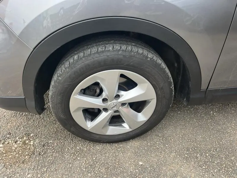 Gros plan sur la roue avant gauche avec jante alliage du Nissan Qashqai gris Squale de 2020.