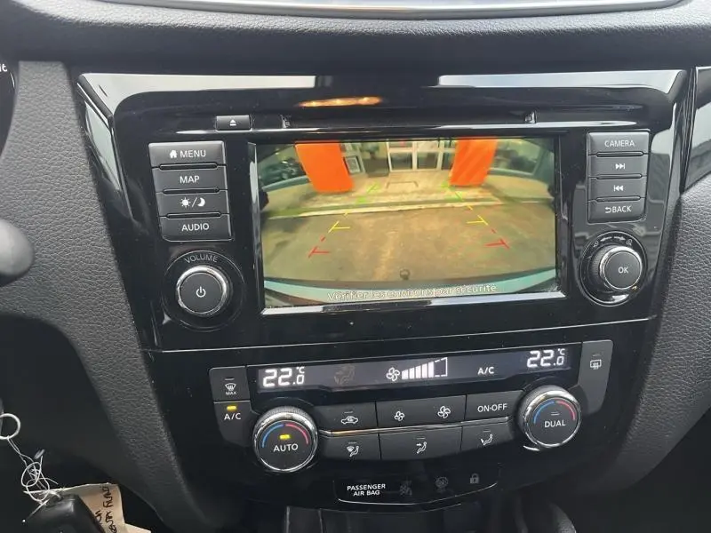 Écran tactile central du Nissan Qashqai 2020 affichant la caméra de recul, avec commandes climatisation bi-zone en dessous.