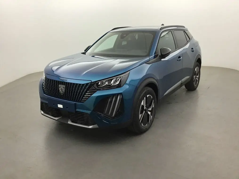 Peugeot 2008 Hybrid 145 Allure en bleu obsession, vue 3/4 avant droit avec calandre noire distinctive et jantes stylisées.