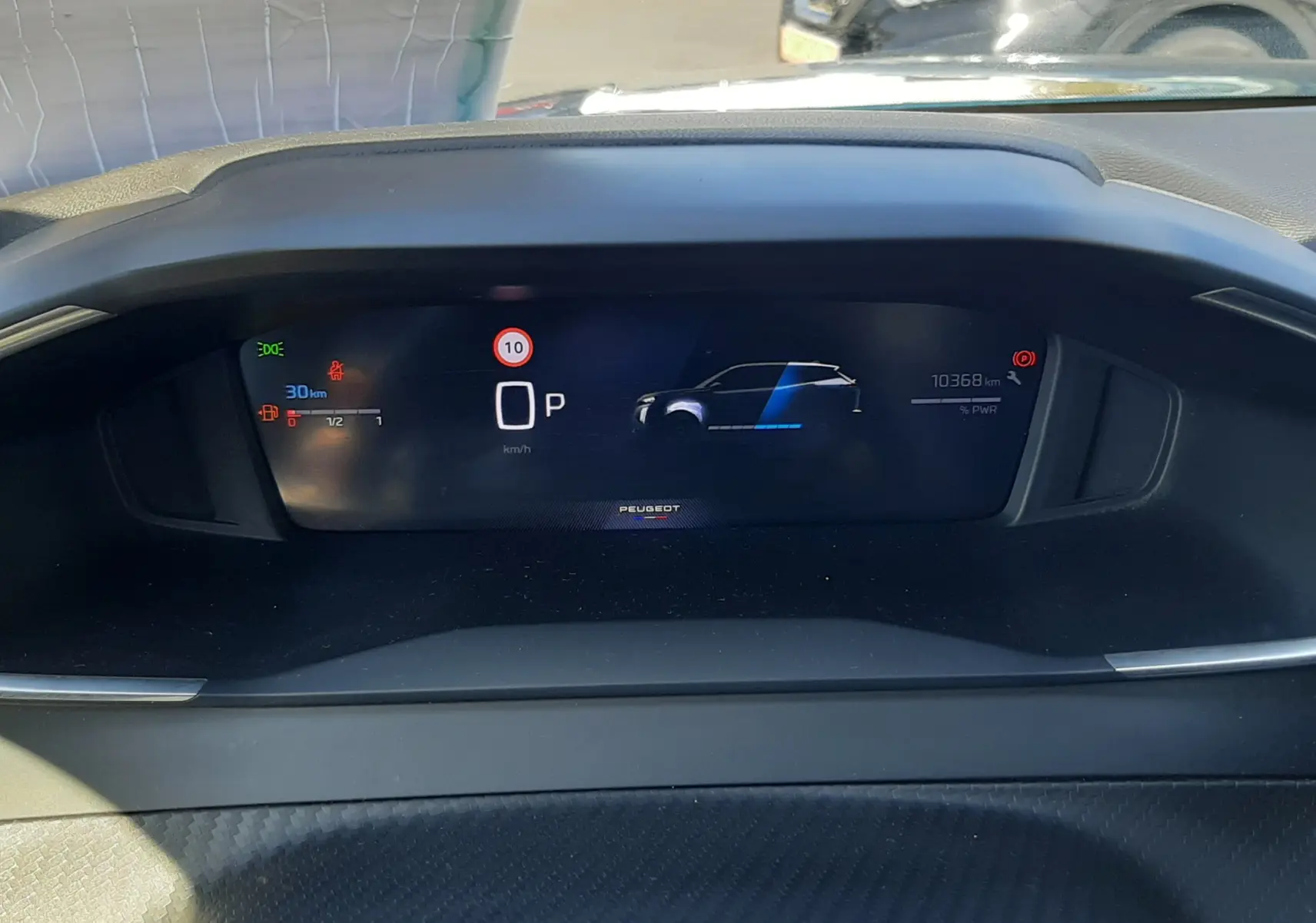 Affichage numérique du tableau de bord du Peugeot 2008 Hybrid 145 Allure, vue frontale intérieure avec indicateurs de vitesse et énergie.