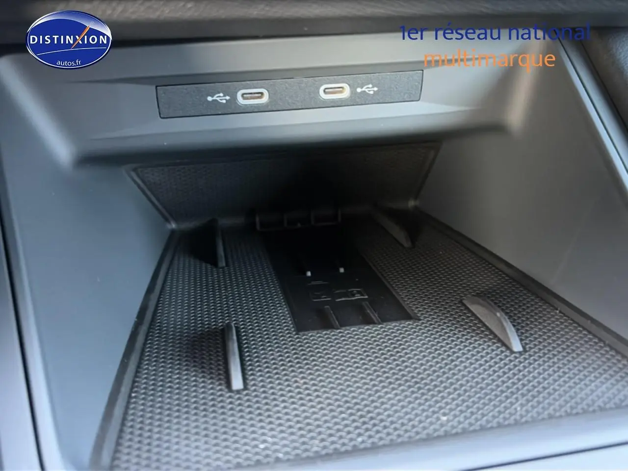 Gros plan sur la console centrale noire du CUPRA Formentor 2.0 TDI 150, montrant les ports USB et le tapis antidérapant.
