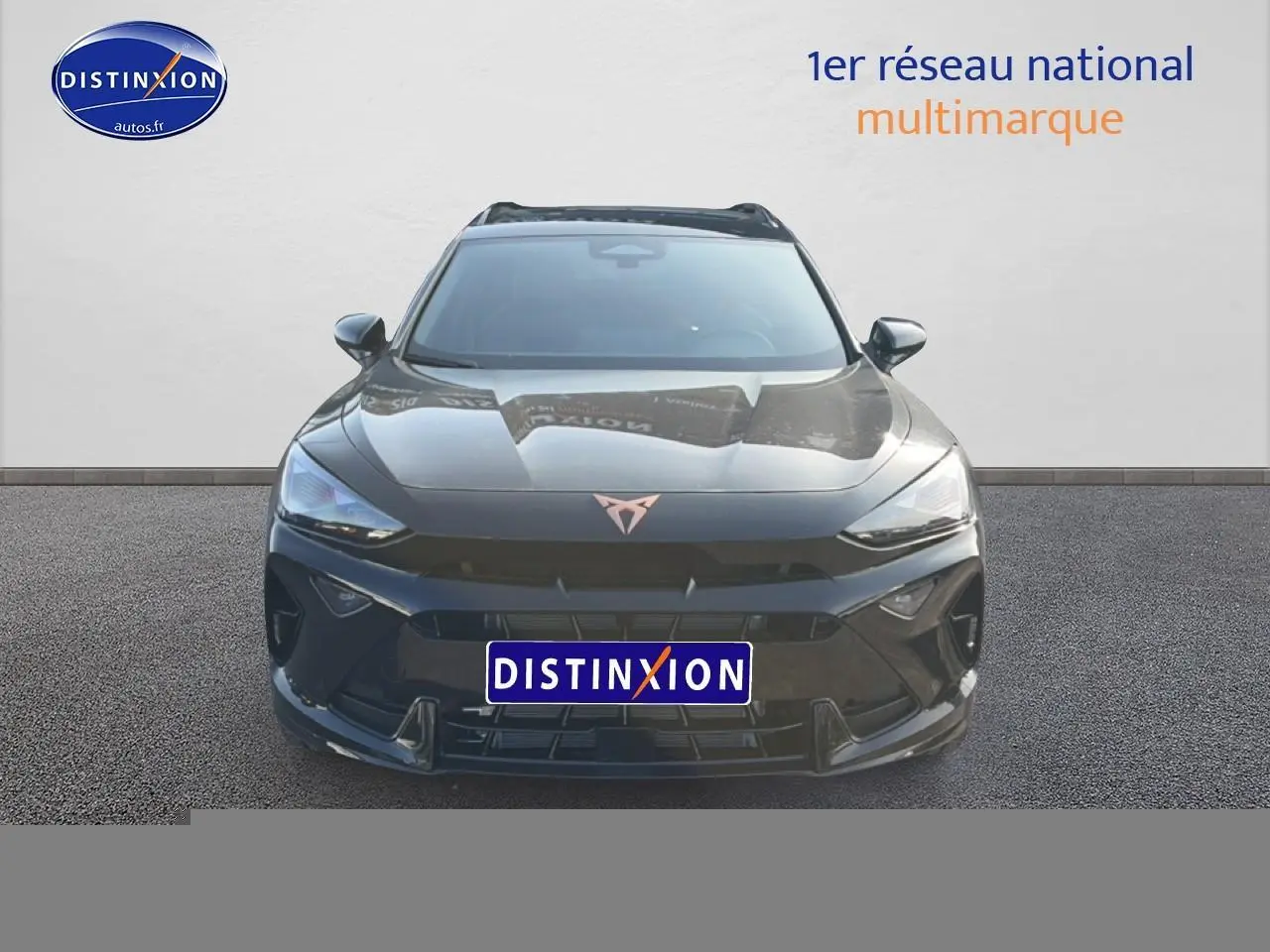 Vue avant d'un CUPRA Formentor noir 2026 avec logo cuivré et calandre sportive, sur fond neutre.