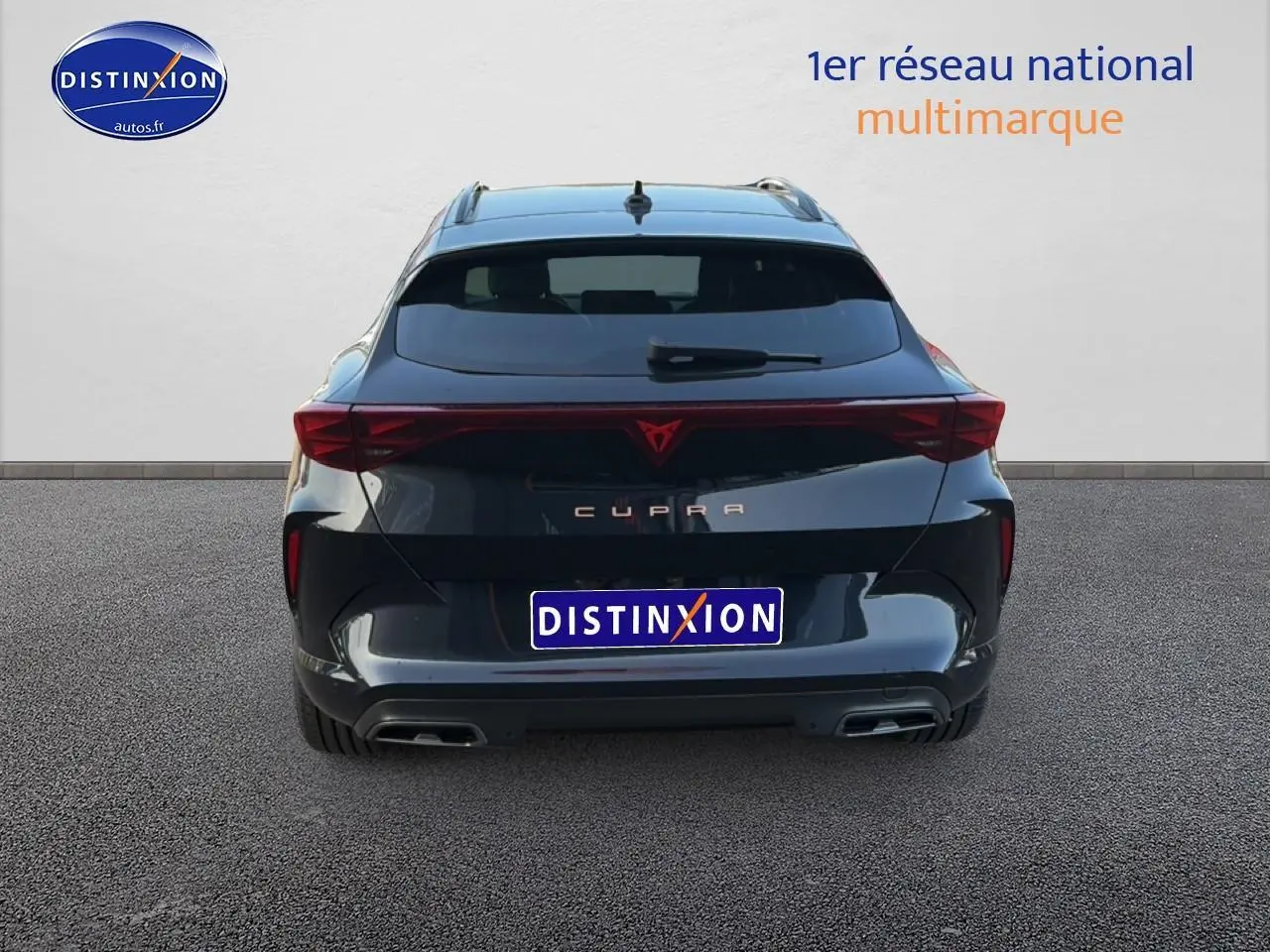 Vue arrière d'un CUPRA Formentor noir 2026 avec feux LED reliés et double sortie d'échappement.