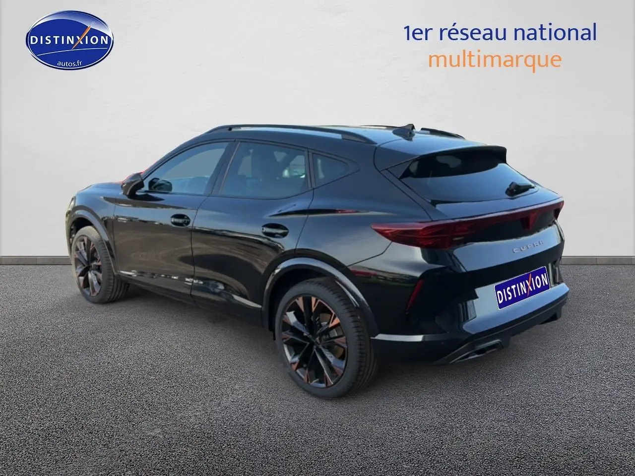 Vue 3/4 arrière droite du CUPRA Formentor noir 2026 avec jantes noires et détails cuivrés, feux arrière LED allumés.