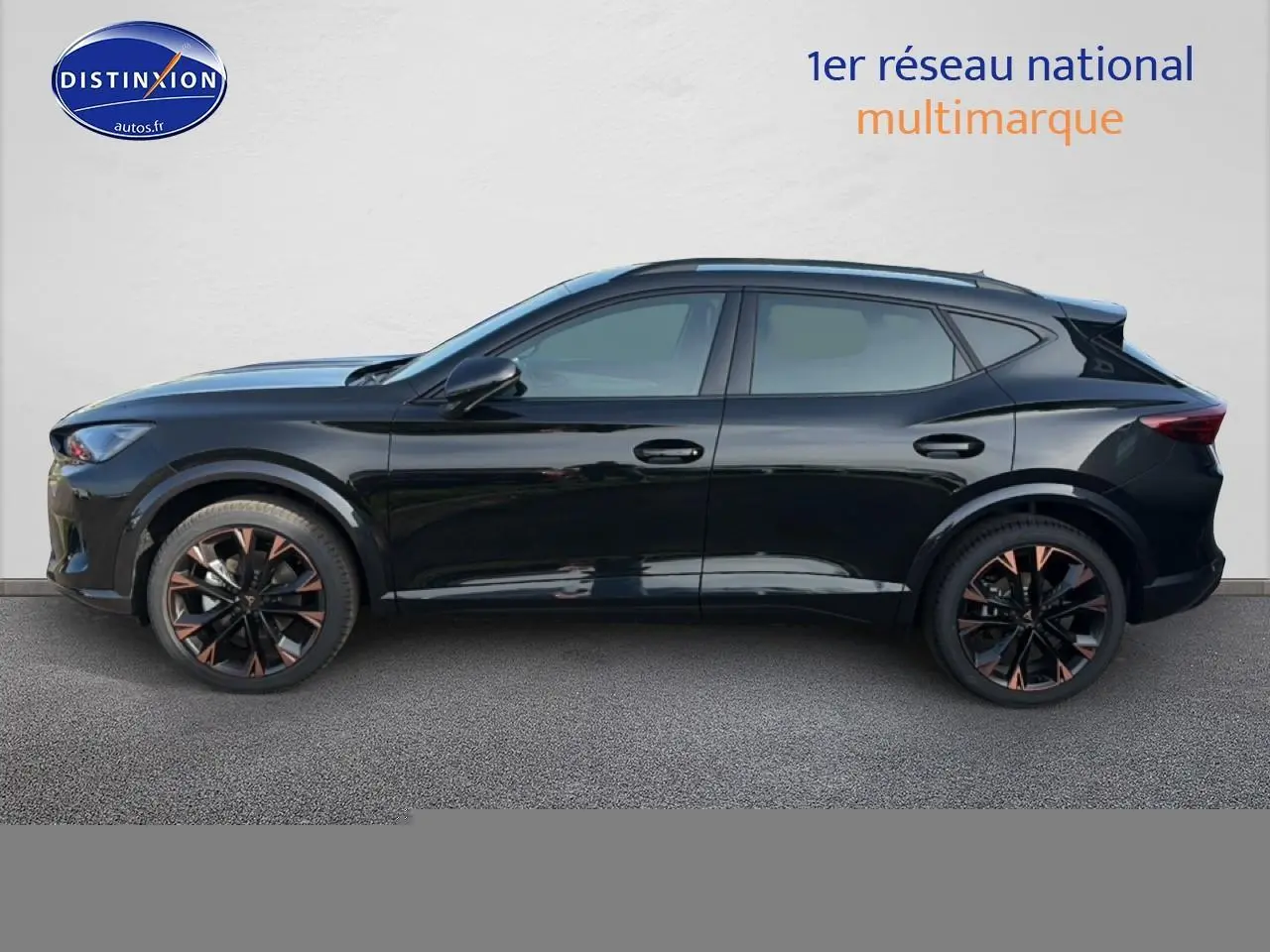 Vue de profil côté gauche d'un CUPRA Formentor noir 2026 avec jantes noires et cuivrées distinctives.