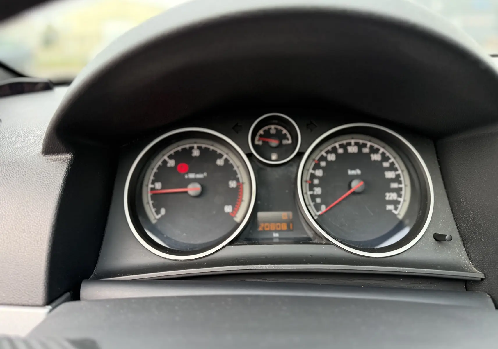 Vue rapprochée du tableau de bord noir de l'Opel Astra 1.7 CDTI 110 diesel, affichant le compteur et le compte-tours.