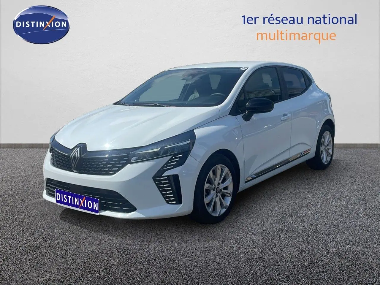 Renault Clio blanche vue 3/4 avant droit, avec calandre noire et phares LED distinctifs.