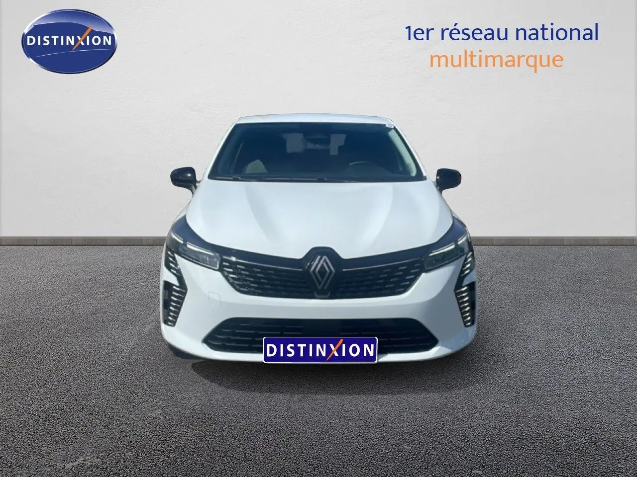 Vue avant d'une Renault Clio blanche 2025 avec calandre noire et phares LED distinctifs, sur fond neutre.