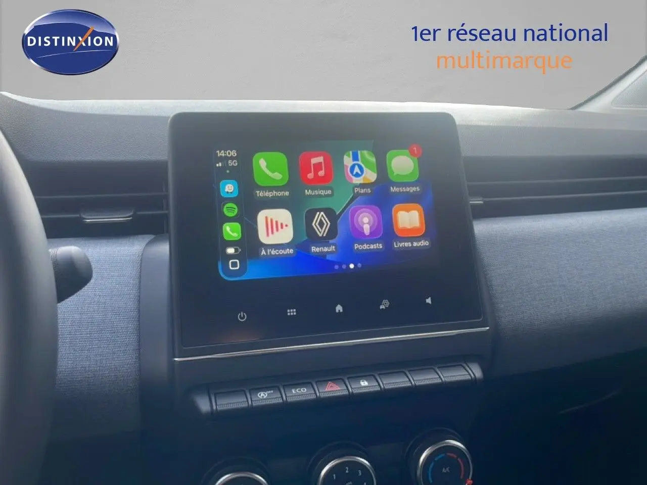 Vue intérieure du tableau de bord de la Renault Clio blanche 2025, avec écran tactile central et commandes climatisation.