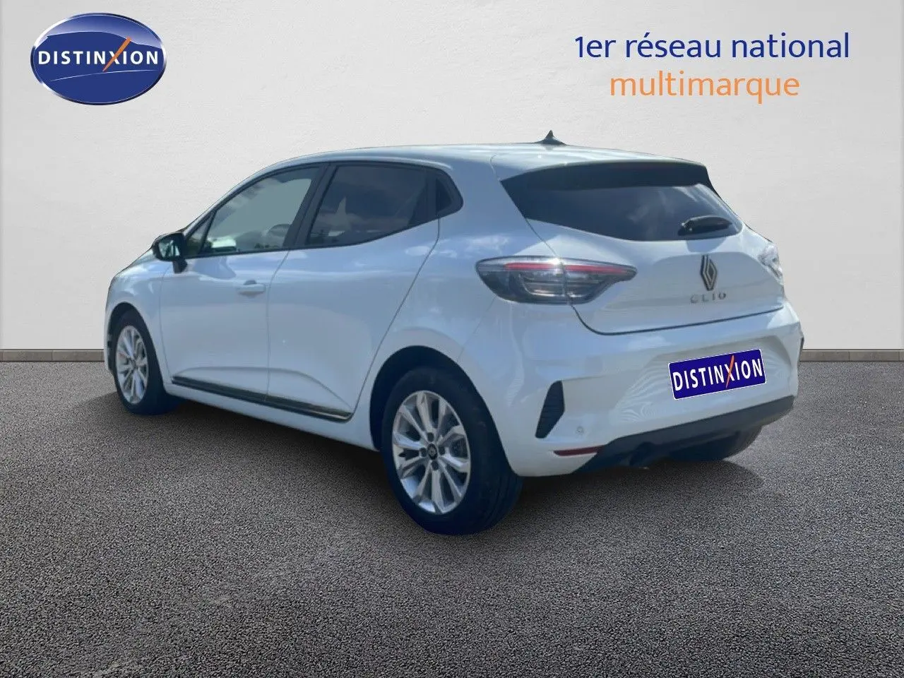 Renault Clio blanche vue 3/4 arrière droit, avec vitres teintées et jantes alliage 16 pouces.