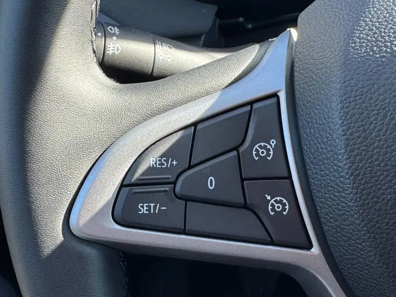 Gros plan sur les commandes de régulateur de vitesse au volant du Dacia Jogger gris Schiste 2024.