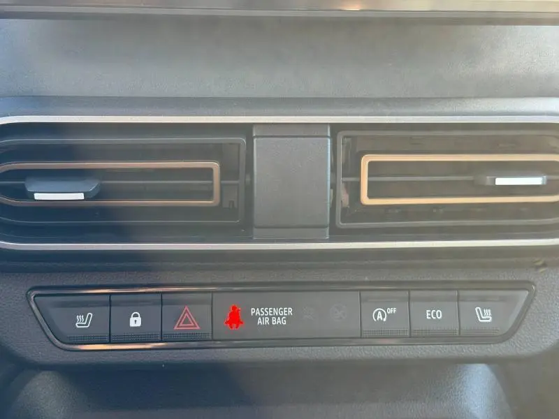 Détail du tableau de bord de la Dacia Jogger 2024, montrant les aérateurs et les commandes de sécurité et confort.