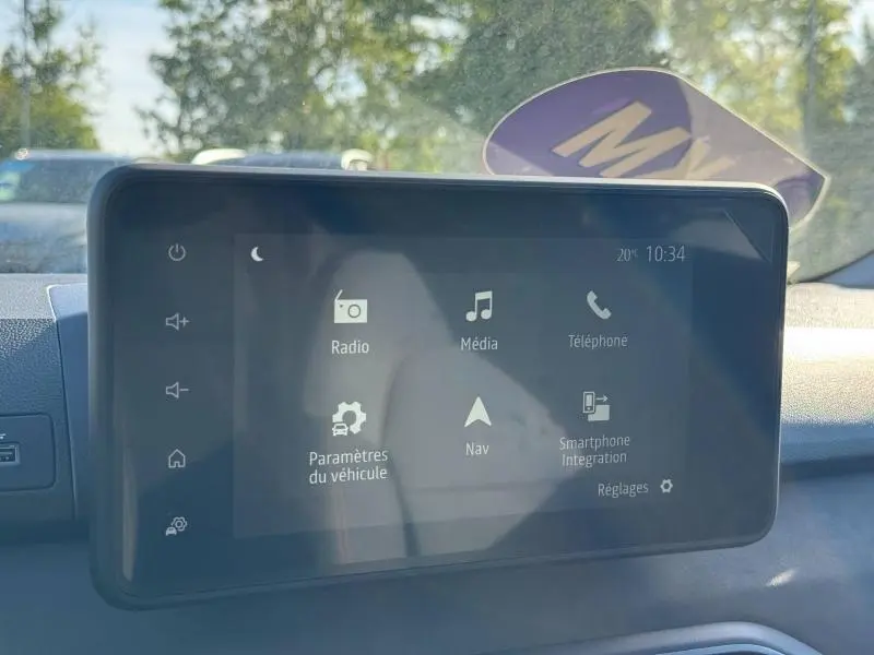 Écran tactile central du tableau de bord du Dacia Jogger 2024 affichant les menus radio, média et navigation.
