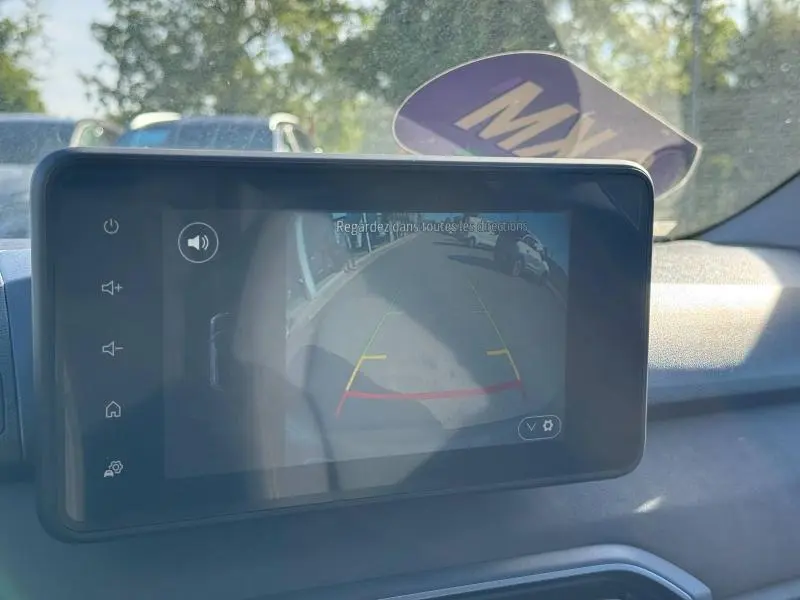 Écran tactile intérieur du Dacia Jogger 2024 montrant la caméra de recul avec guidage coloré.