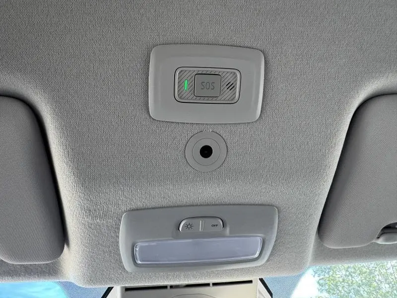 Vue intérieure du plafond avant du Dacia Jogger gris, montrant la commande SOS et l'éclairage intérieur.