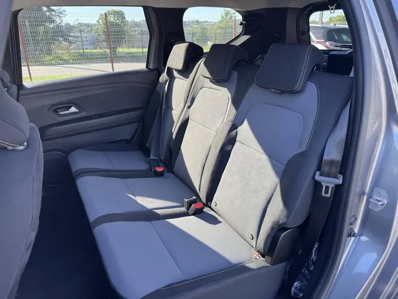 Vue intérieure côté droit de la banquette arrière grise du Dacia Jogger 2024 en version 7 places.
