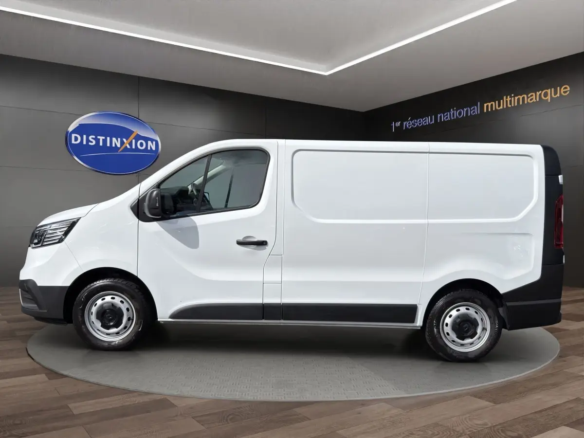 Vue de profil côté gauche d’un Renault Trafic fourgon blanc avec portes latérales pleines et jantes acier.