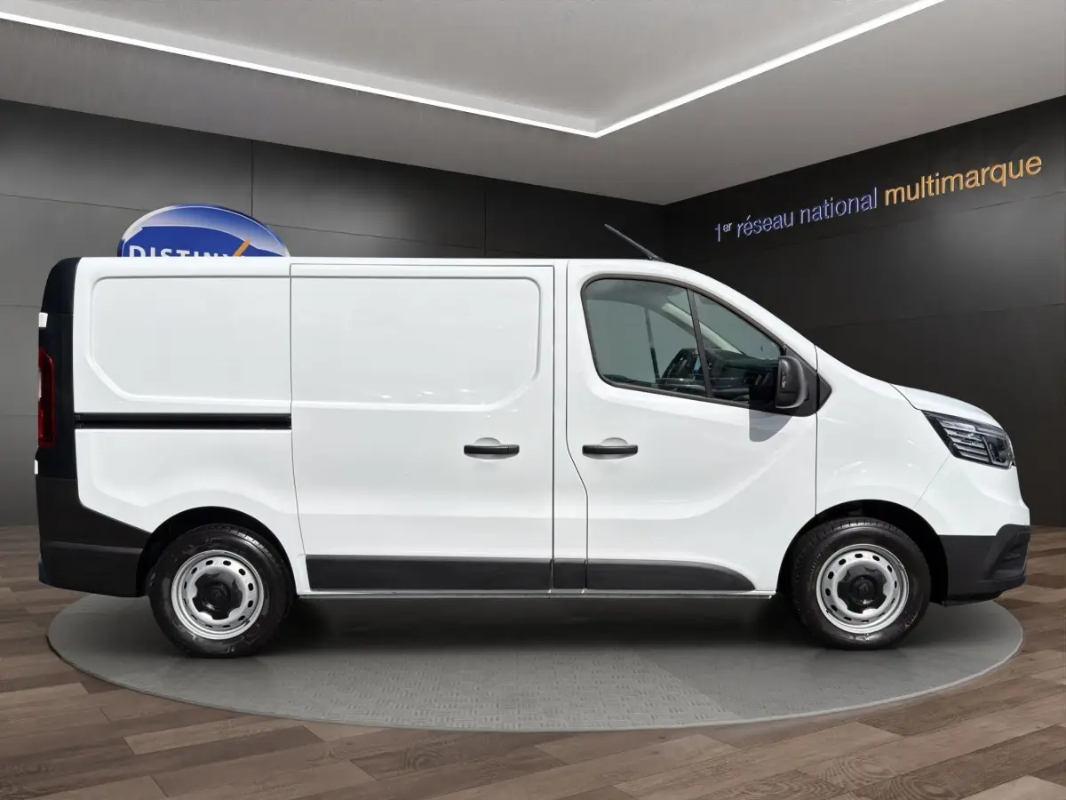Profil droit du Renault Trafic Fourgon blanc 2024 avec portes latérales pleines et jantes acier.