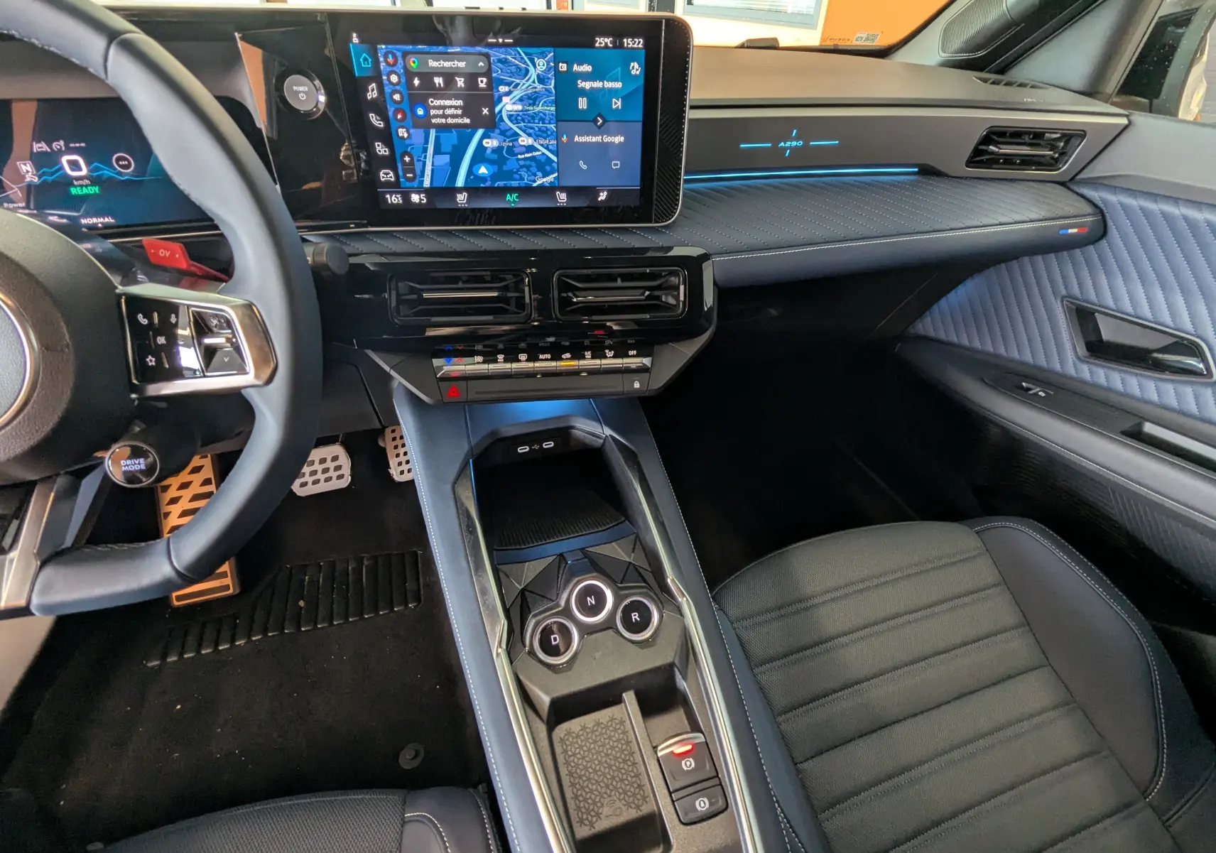 Intérieur de l'Alpine A290 220CH GT Performance 2026, vue côté conducteur, tableau de bord et console centrale en cuir bleu et noir.