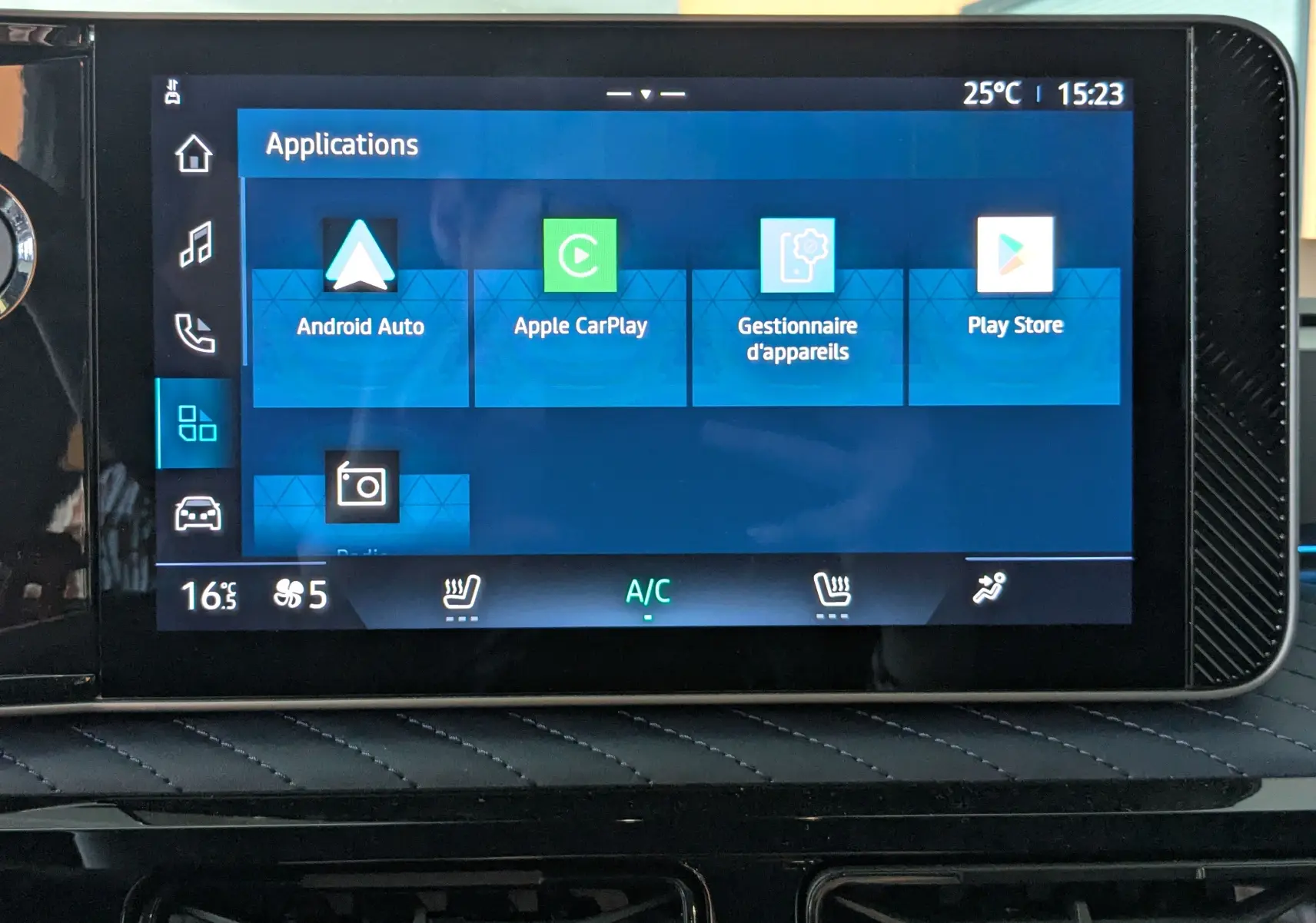 Écran tactile central de l'Alpine A290 blanc toit noir, affichant les applications Android Auto, Apple CarPlay et Play Store.