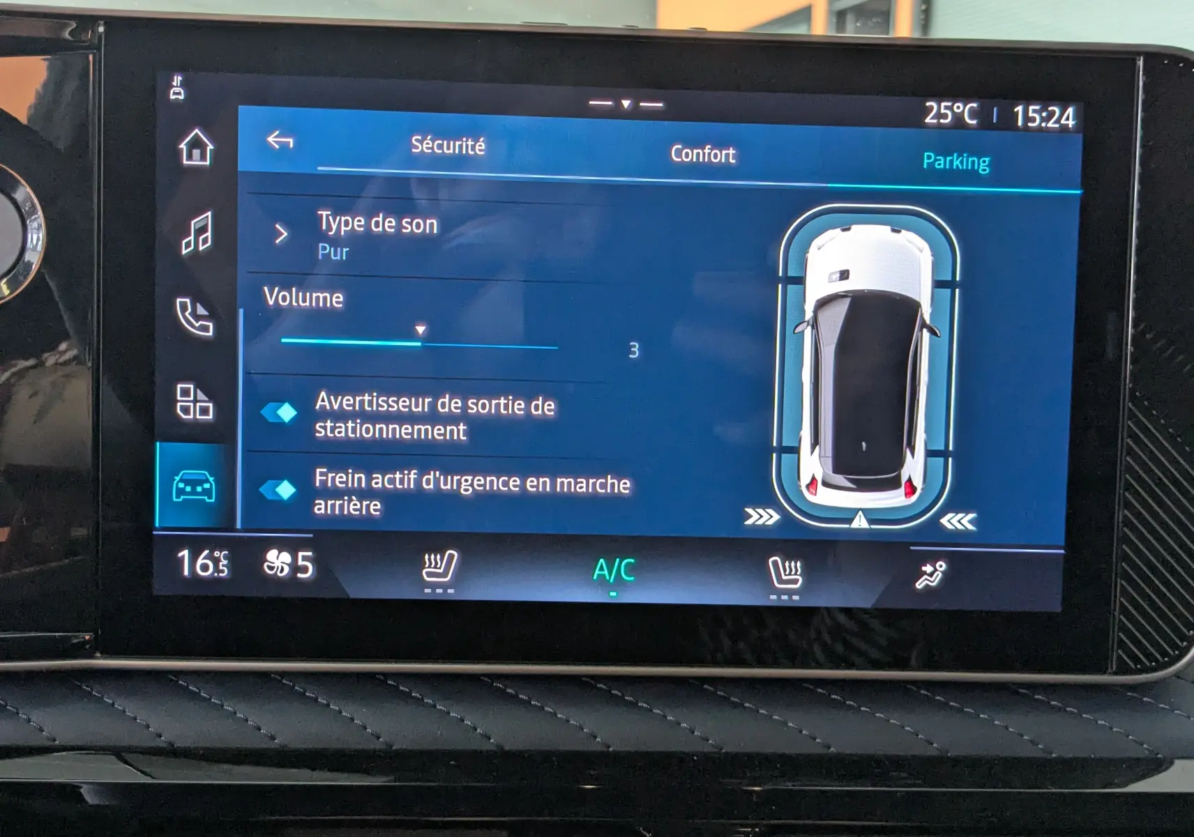 Écran tactile intérieur montrant les réglages de sécurité et assistance au stationnement d'une Alpine A290 blanc toit noir.