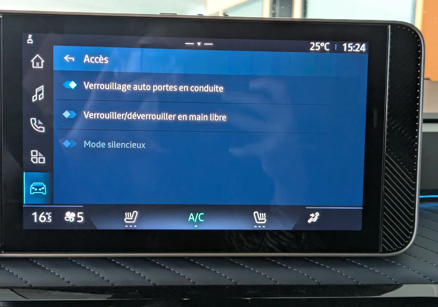 Écran tactile intérieur de l'Alpine A290 220CH GT PERFORMANCE affichant les options de verrouillage et climatisation.