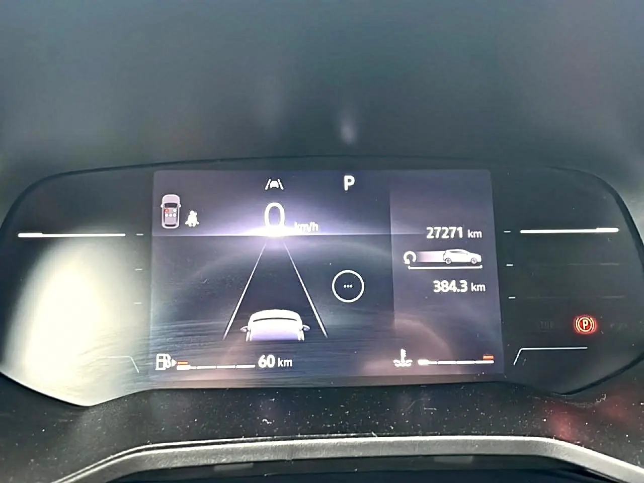 Tableau de bord numérique de Renault Clio V affichant la vitesse à 0 km/h et l'autonomie restante de 60 km.