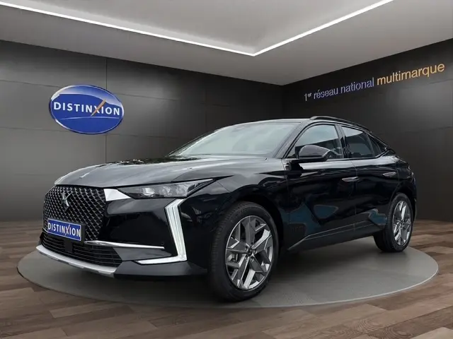 Vue 3/4 avant droite d'une DS4 E-TENSE 225 Cross Trocadero noire, soulignant sa calandre distinctive et ses feux LED en L.