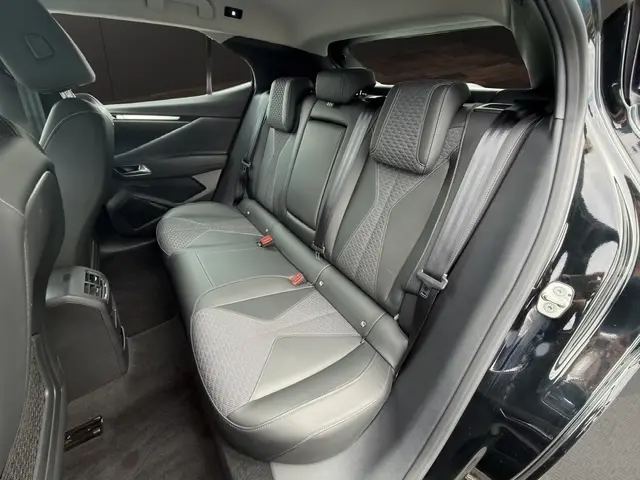 Vue intérieure côté droit de la banquette arrière en cuir noir du DS4 E-TENSE 225 Cross Trocadero 2023, avec ceinture et appuie-têtes.