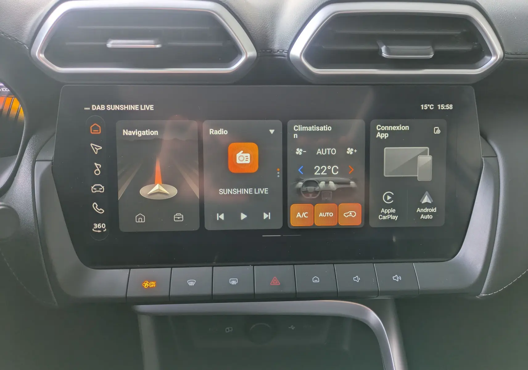 Vue rapprochée de l’écran tactile central du MG ZS blanc 2026 affichant navigation, radio et climatisation.