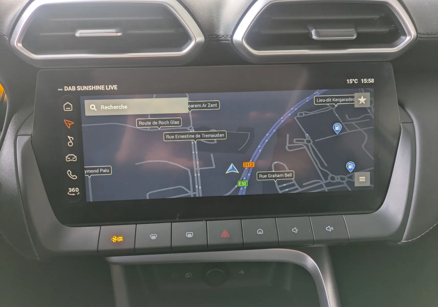 Écran tactile central du MG ZS 1.5 L Hybrid+ 2026 affichant la navigation avec carte et commandes en bas.