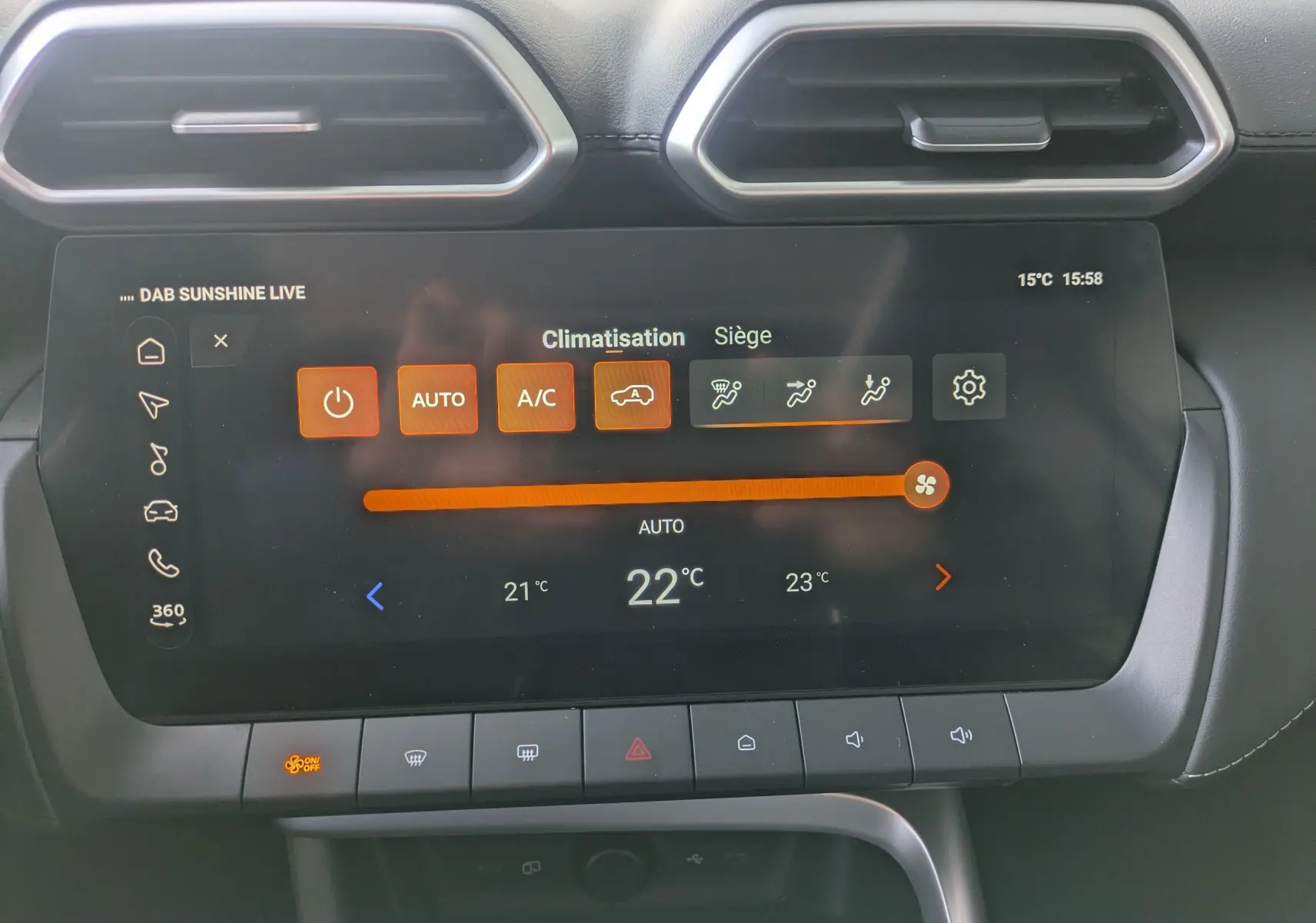 Gros plan sur l'écran tactile central du MG MOTOR ZS 2026, affichant la climatisation avec interface moderne et boutons lumineux.