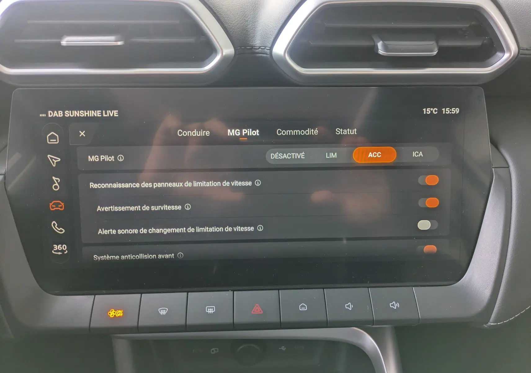 Vue rapprochée de l'écran tactile central du MG Motor ZS blanc 2026 affichant les réglages du système MG Pilot.