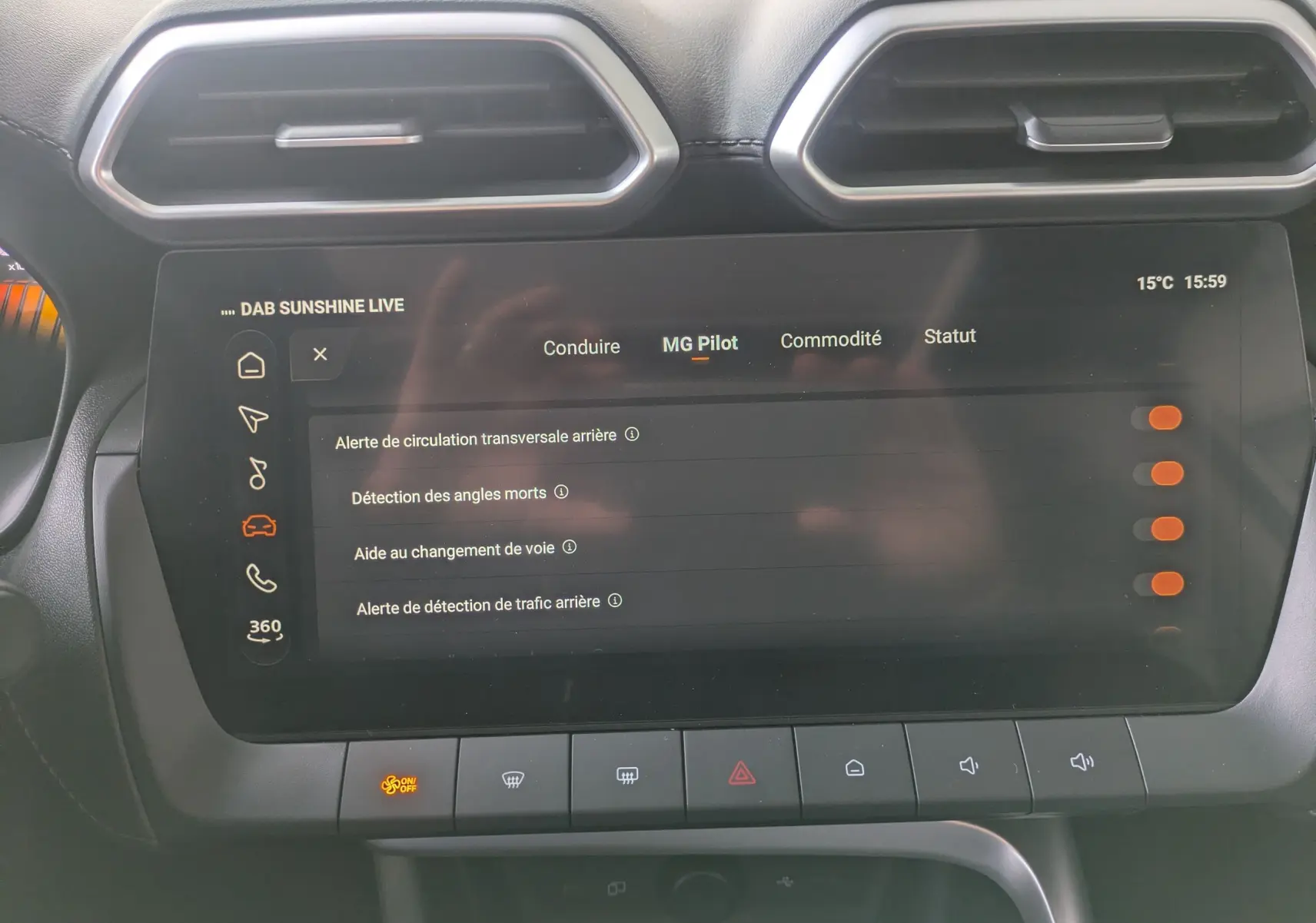 Vue rapprochée de l'écran tactile central du MG ZS 2026 affichant les options d'assistance à la conduite activées.