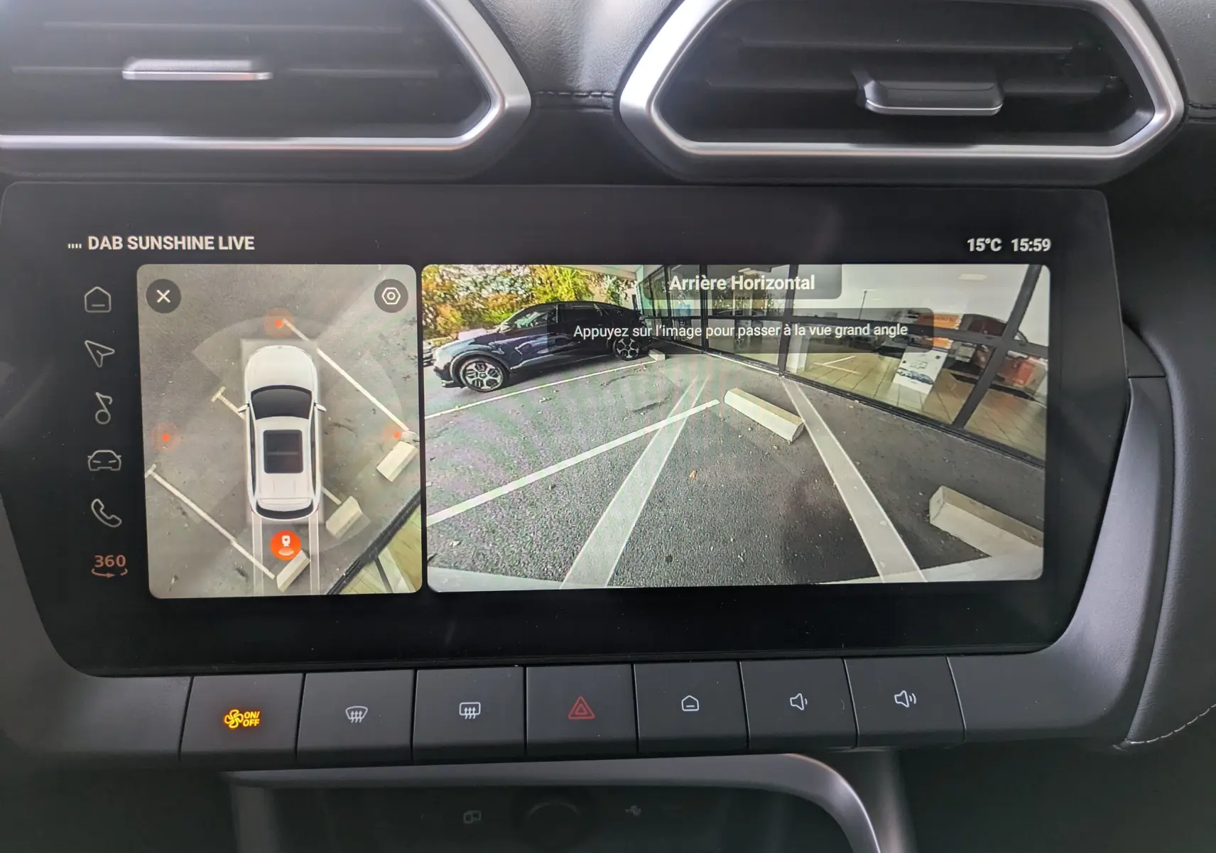 Écran tactile intérieur montrant la caméra 360° et vue arrière d’un MG Motor ZS blanc en stationnement.