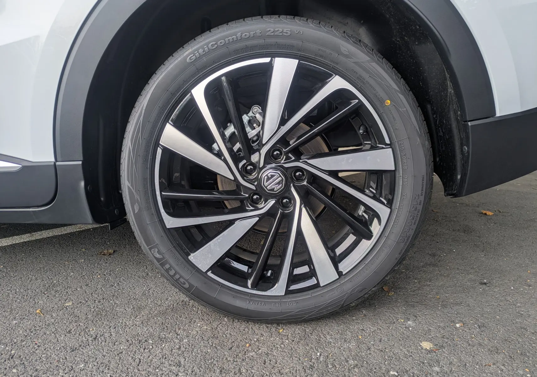 Gros plan sur la jante alliage 18 pouces bicolore noir et argent du côté gauche d’un MG MOTOR ZS blanc 2026.