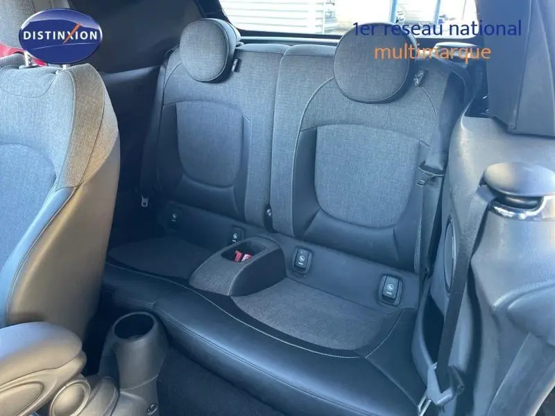 Vue intérieure sur la banquette arrière gris foncé et noir du MINI Cabriolet Cooper 2023 avec appuie-têtes ronds intégrés.