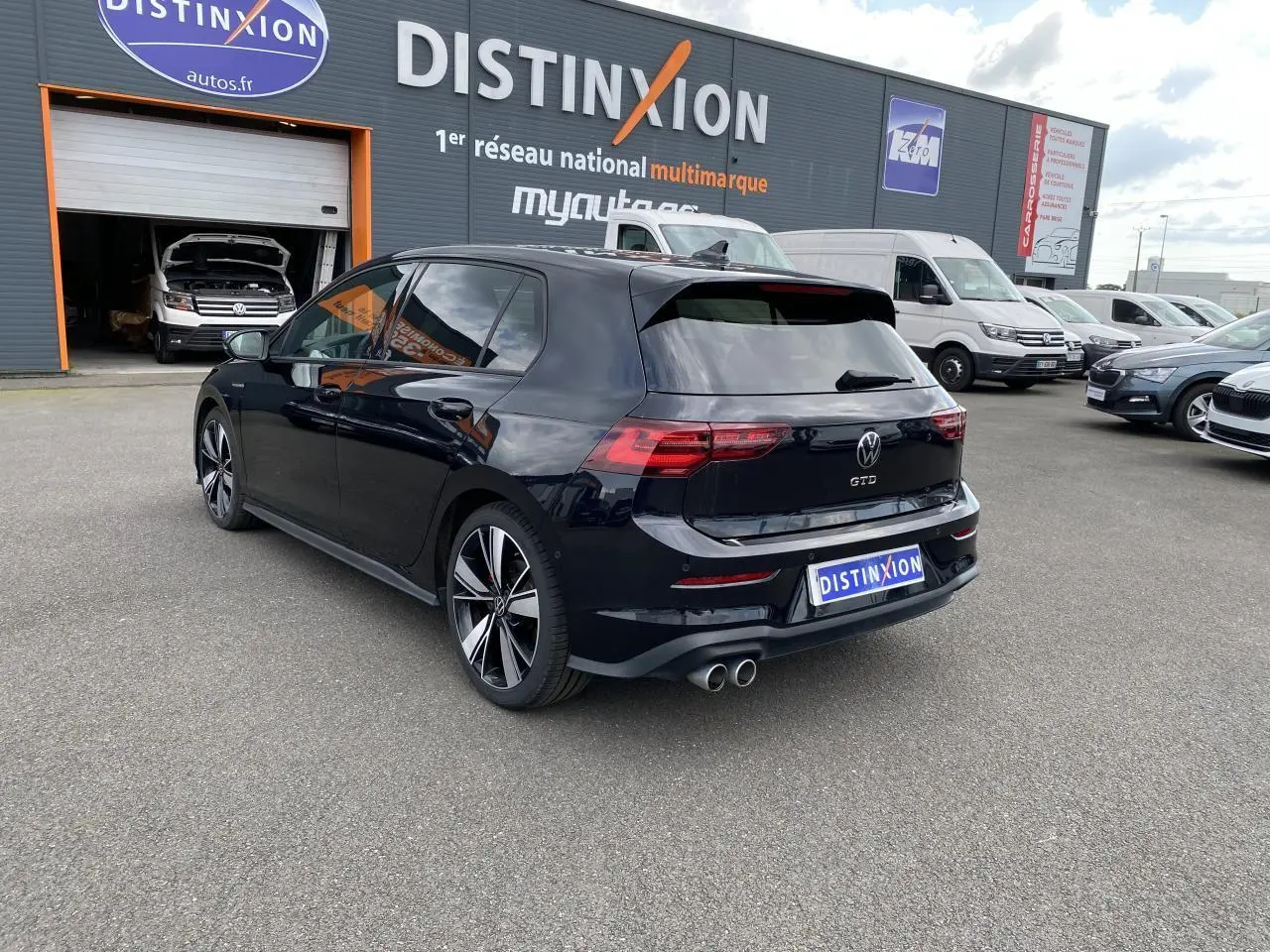 Volkswagen Golf VIII GTD noire vue 3/4 arrière droit, avec jantes alliage 18 pouces et double sortie d’échappement chrome.