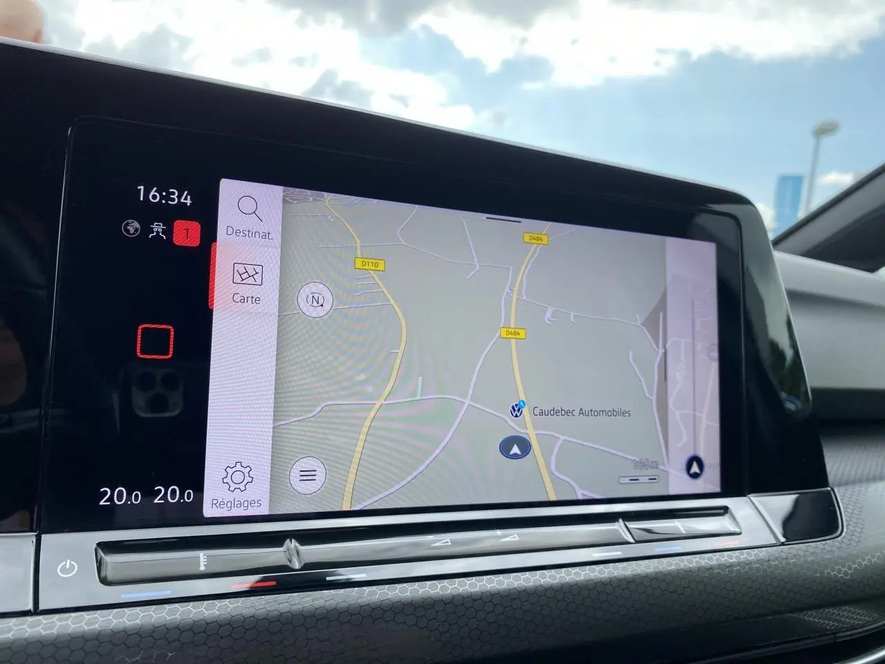 Écran tactile central de navigation dans l’habitacle d’une Volkswagen Golf GTD 2022, affichant une carte routière.