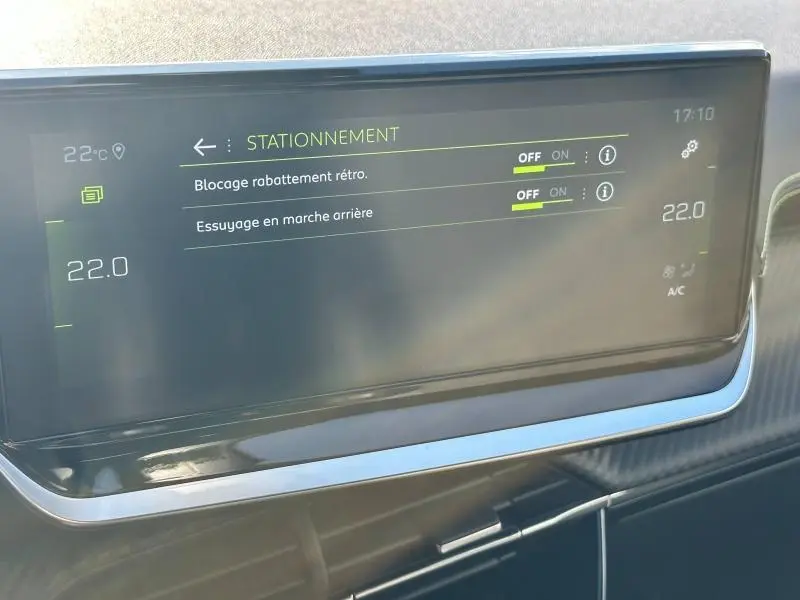 Écran tactile central du Peugeot 2008 2022 affichant les réglages d'aide au stationnement et la climatisation à 22°C