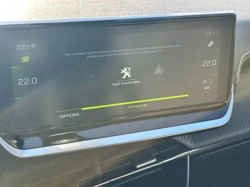 Écran tactile i-Cockpit numérique 3D 10 pouces du Peugeot 2008 GT 2022 affichant la connectivité et la température à 22°C