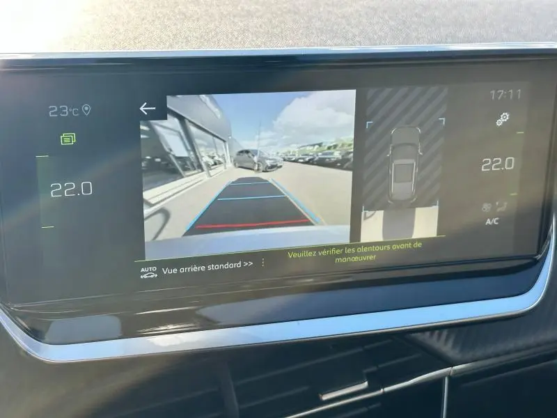 Écran i-Cockpit numérique 3D du Peugeot 2008 GT 2022 montrant la caméra de recul et l'affichage du stationnement assisté.