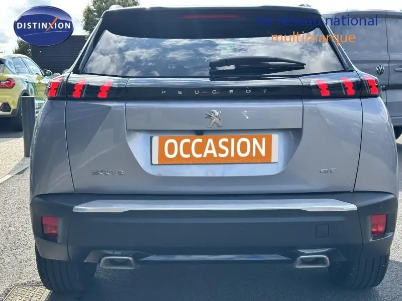 Vue arrière d'une Peugeot 2008 GT gris Artense avec feux arrière LED et double sortie d'échappement rectangulaire.