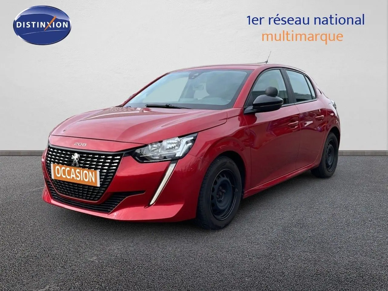 Peugeot 208 rouge Elixir métal vue 3/4 avant droit avec calandre distinctive et feux LED verticaux.